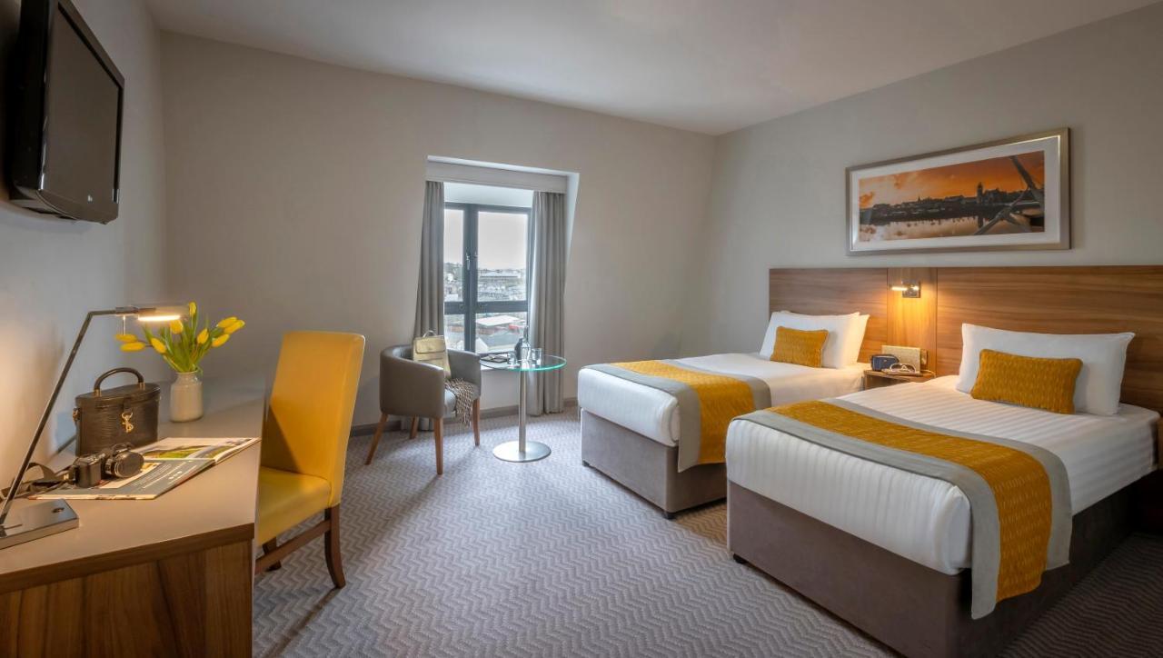 Maldron Hotel Derry Bagian luar foto