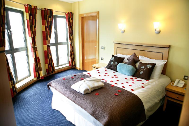 Maldron Hotel Derry Bagian luar foto