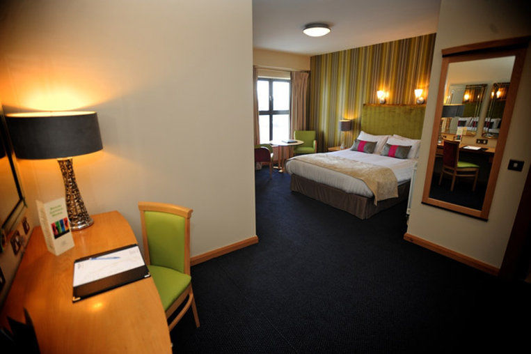 Maldron Hotel Derry Bagian luar foto