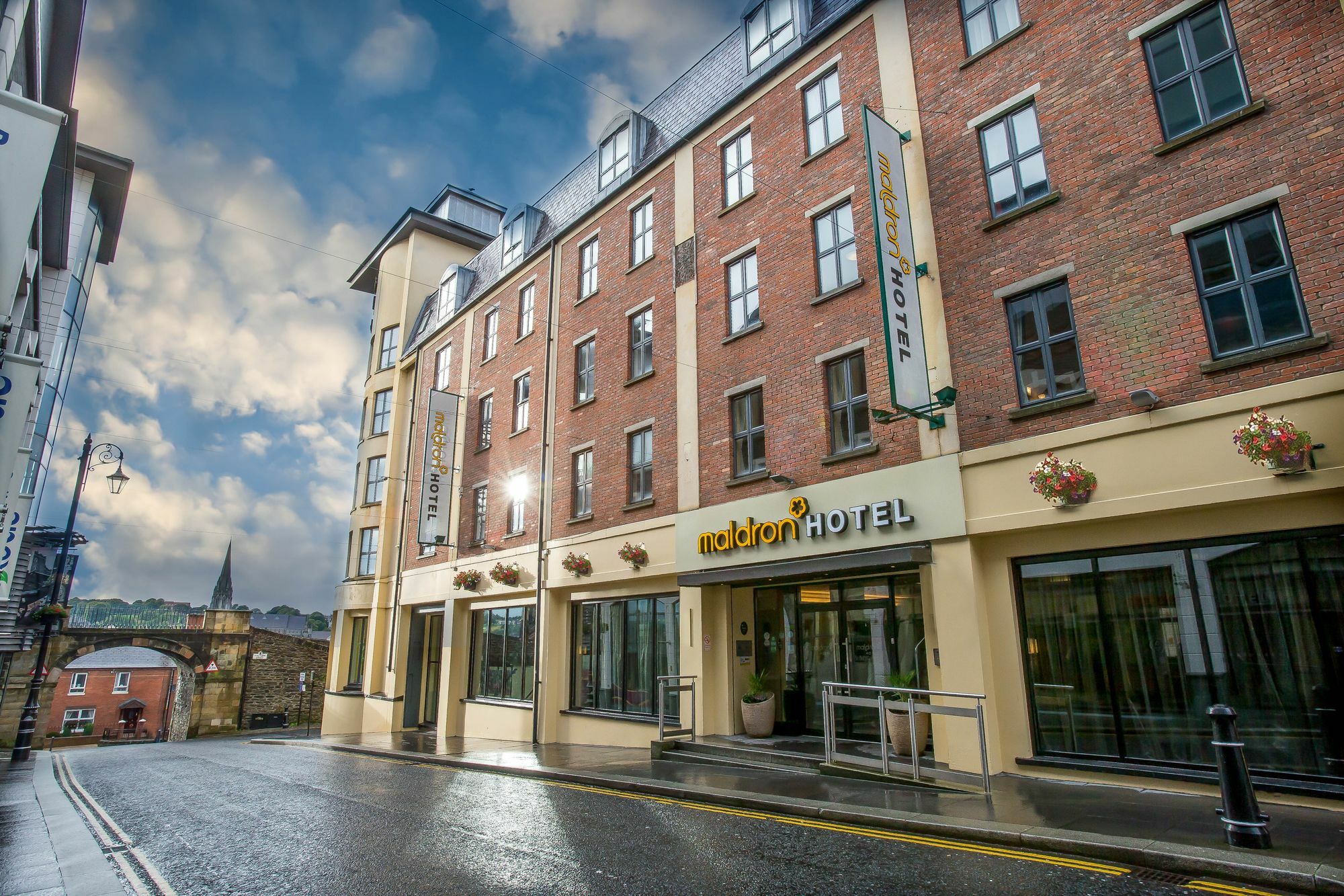Maldron Hotel Derry Bagian luar foto